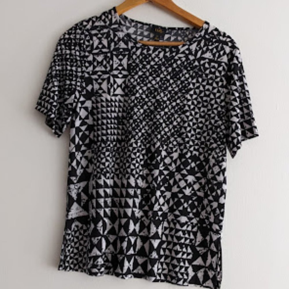Ile Black and White Triangle Pattern Shirt Size L
